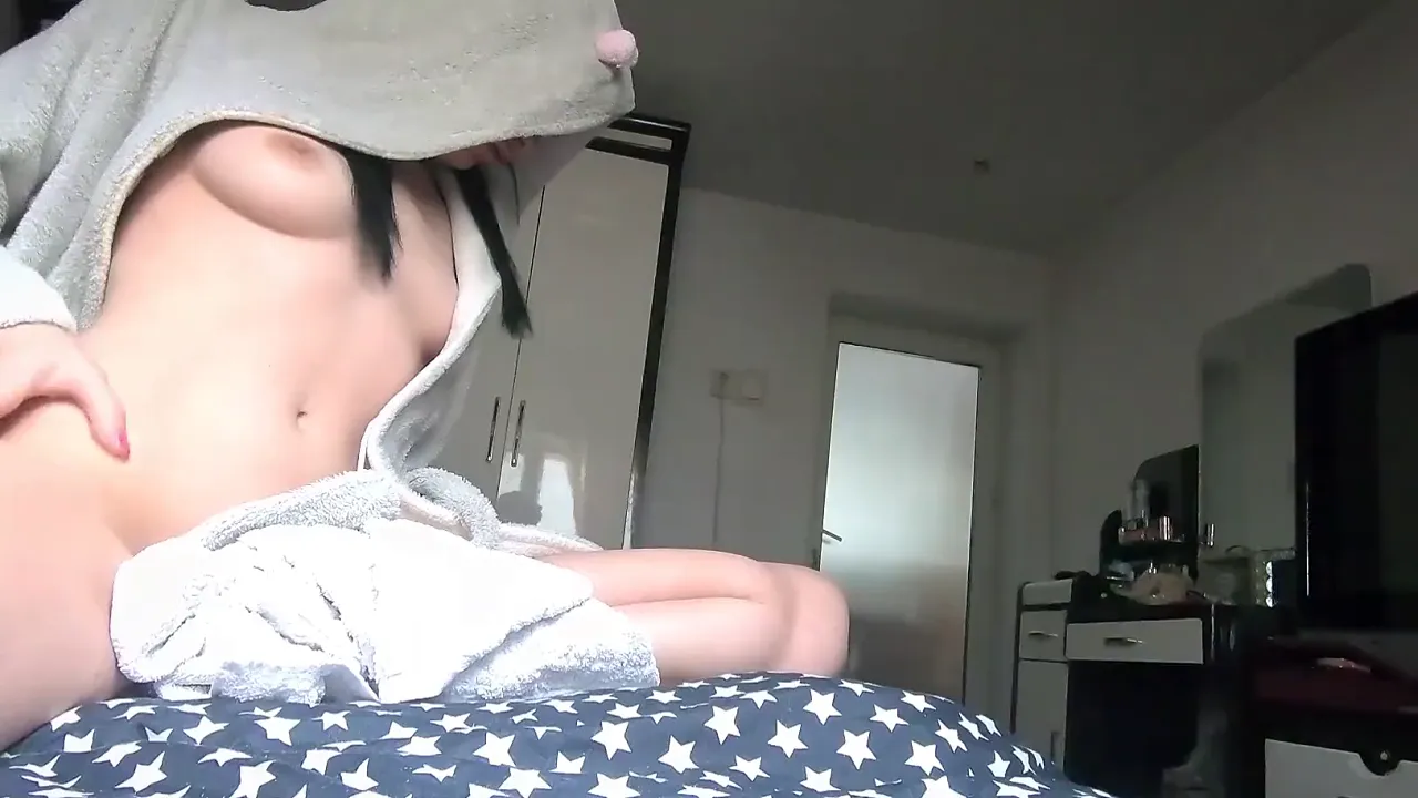 IndecentAlice humps a towel then squirts on it