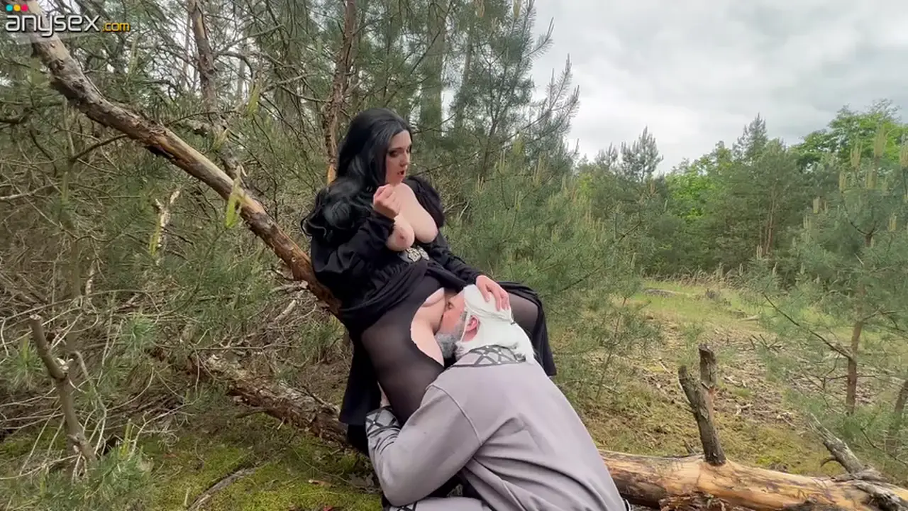 Amateur Geralt and Yennefer cosplay couple have wild doggystyle sex in the forest