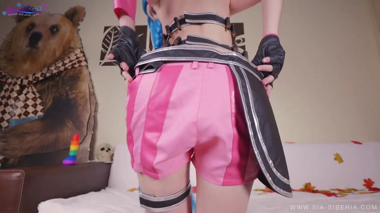 Sia Siberia cosplays as Jinx and plays with her hot holes solo
