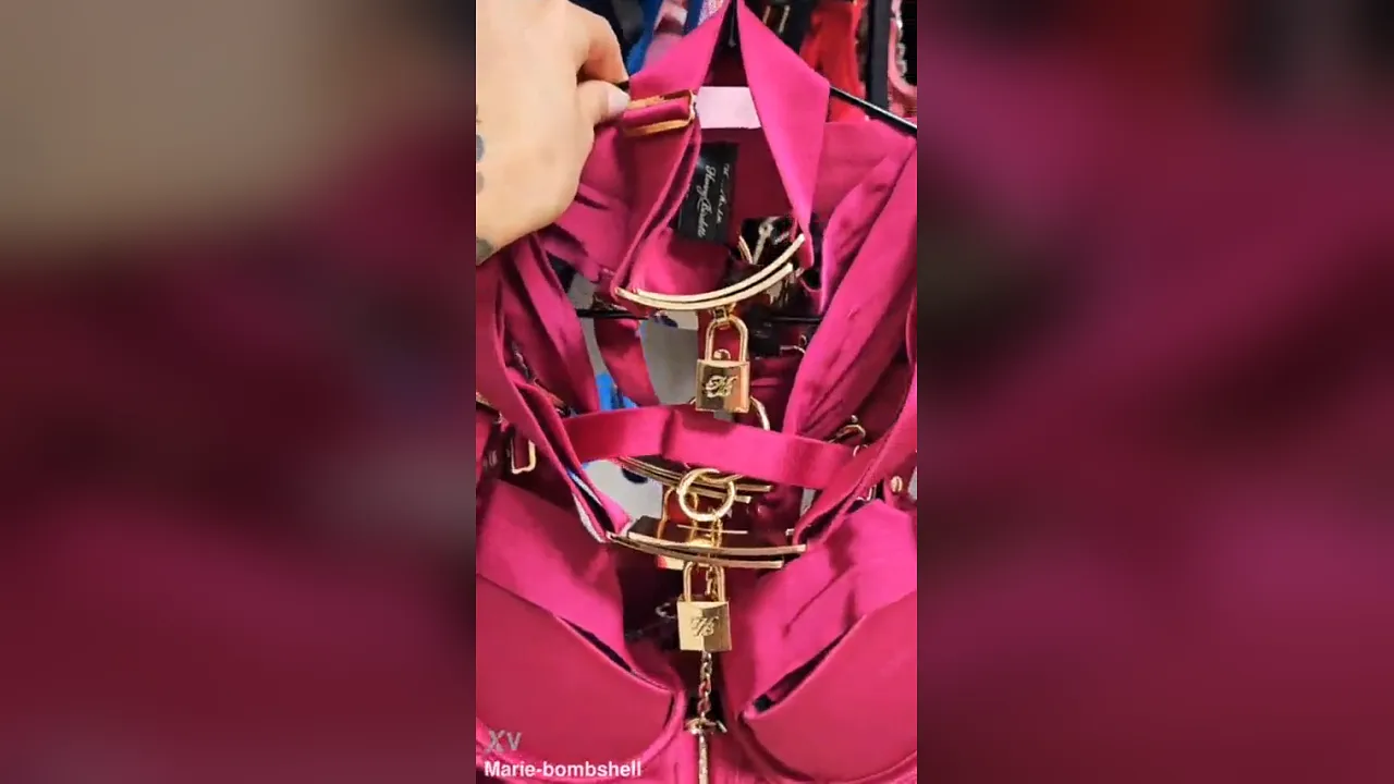 Marie Bombshell strips and opens her sexy lingerie