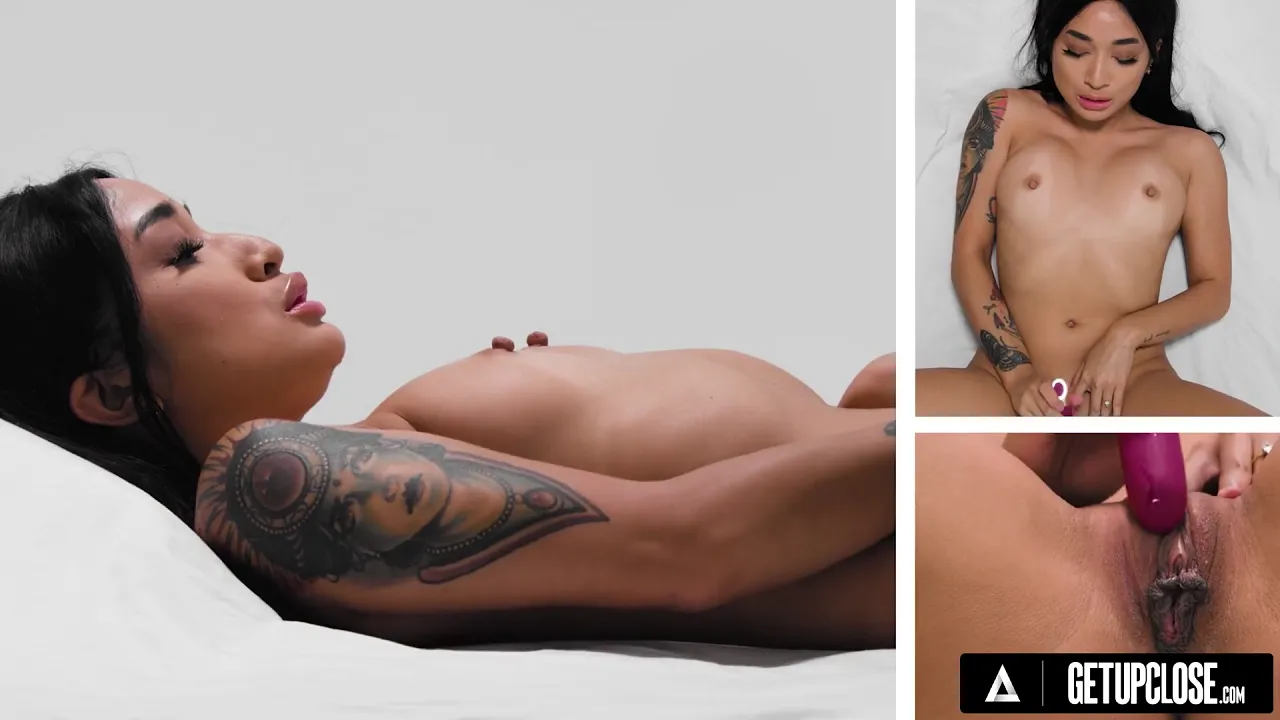 Natural Beauty Avery Black shows off her solo masturbation skills in a close-up casting