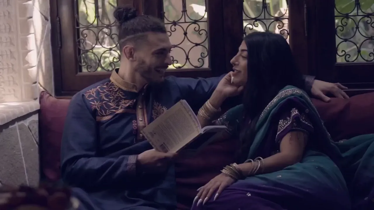 Indian beauty in traditional saree gets fucked hard by tattooed lover