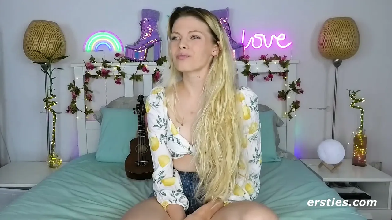 Natural blonde babe fingers her wet pussy in a solo German hardcore scene