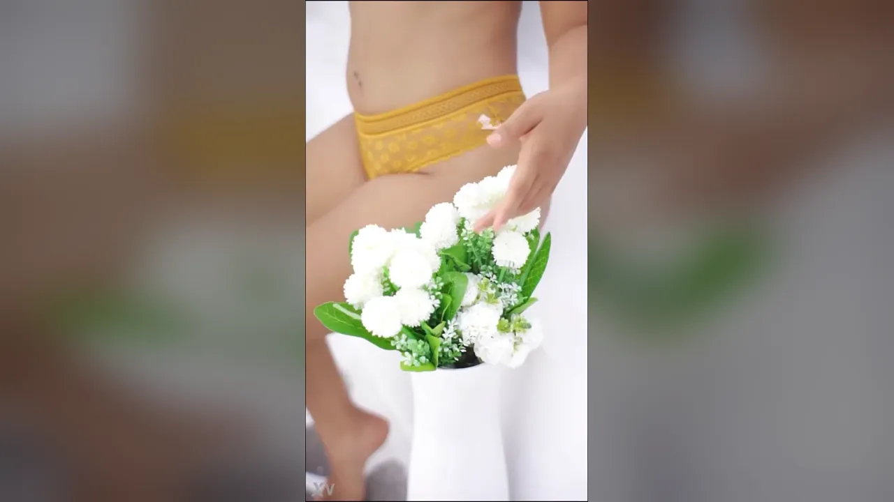 Asian girl shows off her big ass