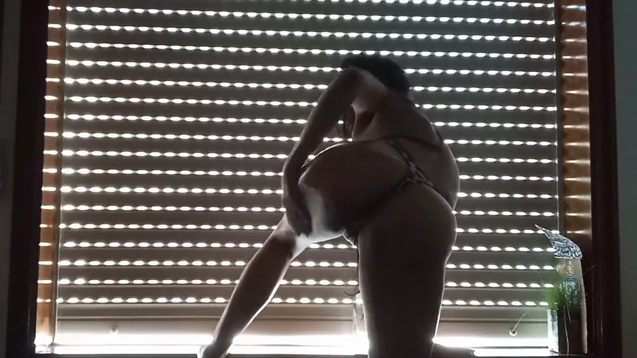 Colombiana delgada bailando sexy en lencería con aceite - Striptease contraluz en la ventana | Morena caliente