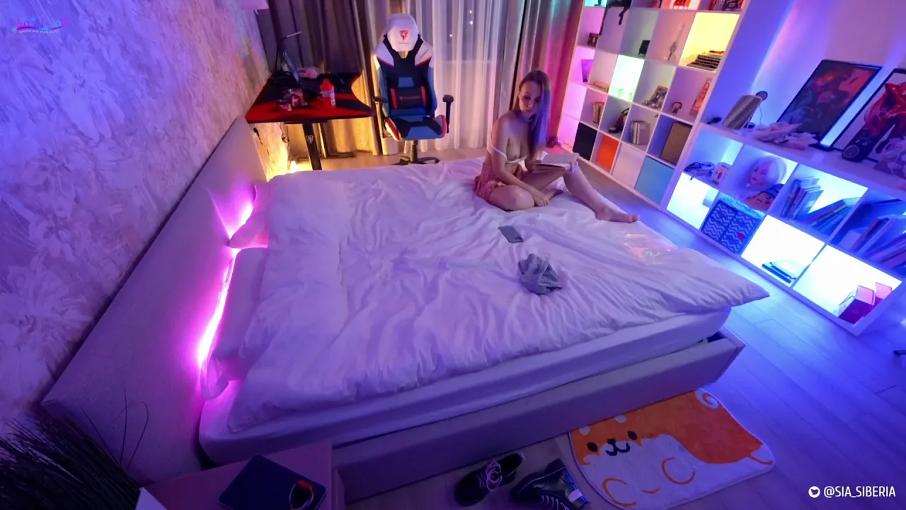 Step sister wanks herself to orgasm with a dildo in her room