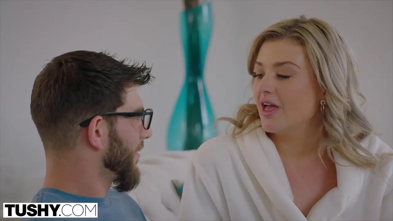 Married couple take turns on blonde's asshole