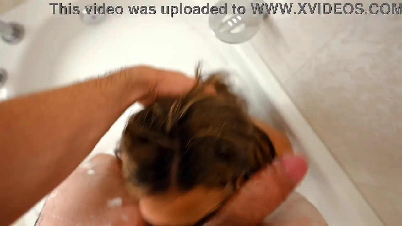 Curvy blonde Conquer Her Mind gets a golden shower from Funsized Megan in her bathtub