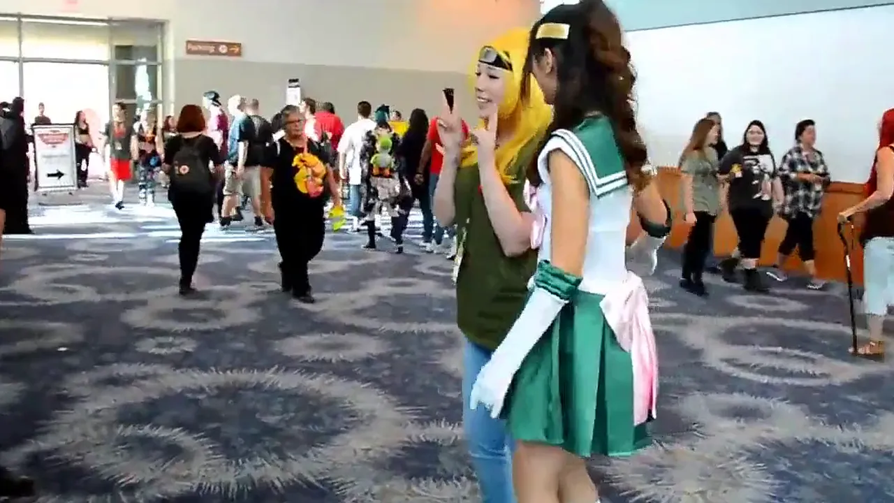 Fit cosplayer Melody Wylde masturbates her shaved pussy at ComiCon