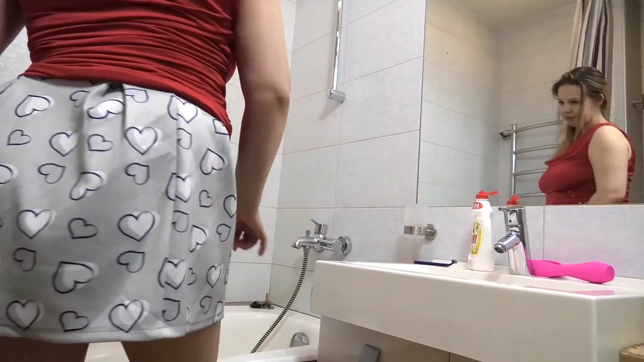 Blonde solo masturbation shaving her pussy in the shower