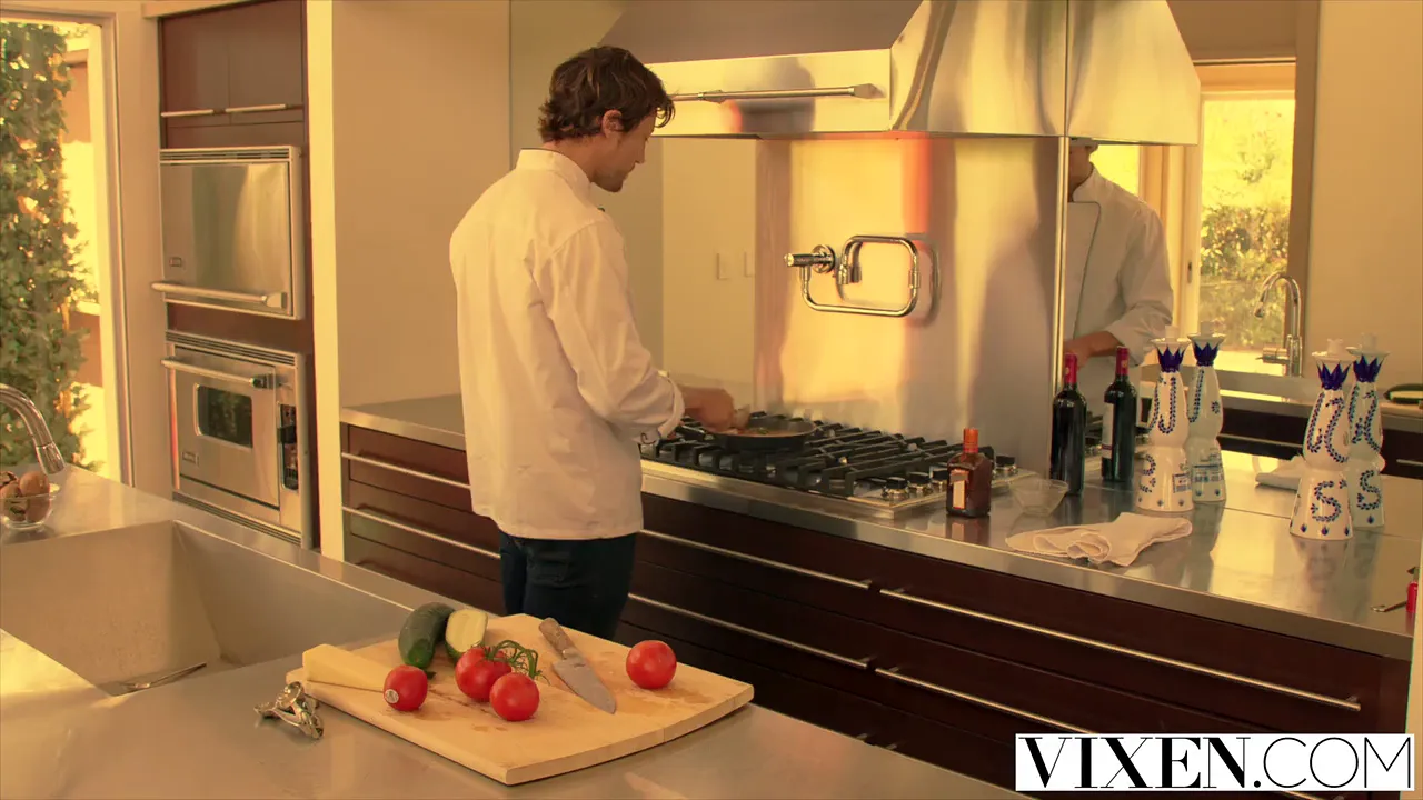 Harlot Jaye Summers seduces chef and rides him in the kitchen