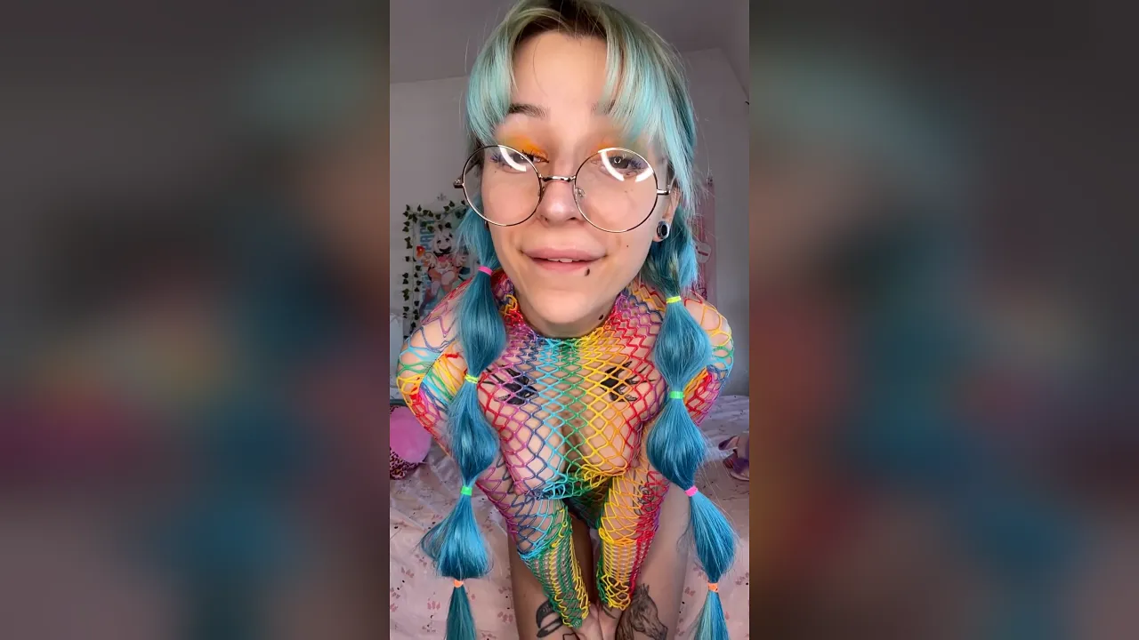 Alt girl sucks dildo before swallowing second load