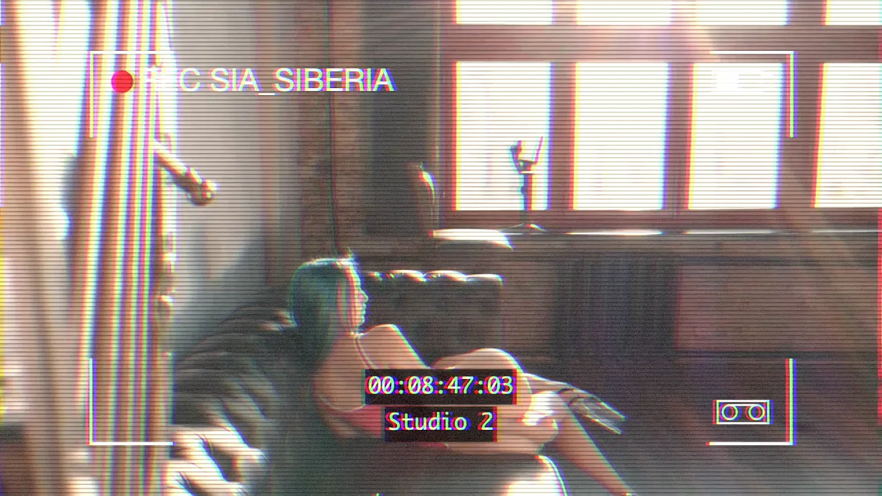 Sia Siberia plays with a double-ended dildo for solo fun