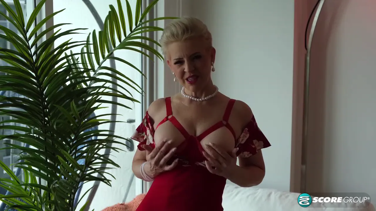 Mature MILF Bobbi Shay masturbates solo