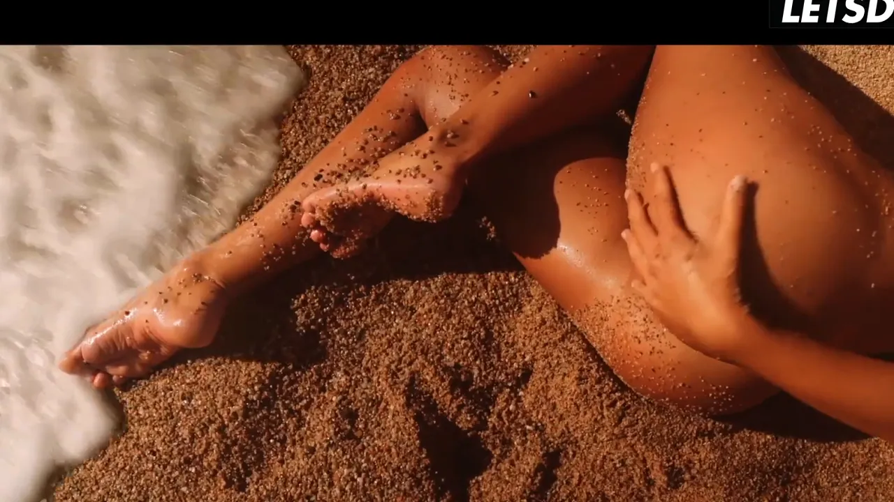 Blonde beach babe masturbates and fingers her pussy in public