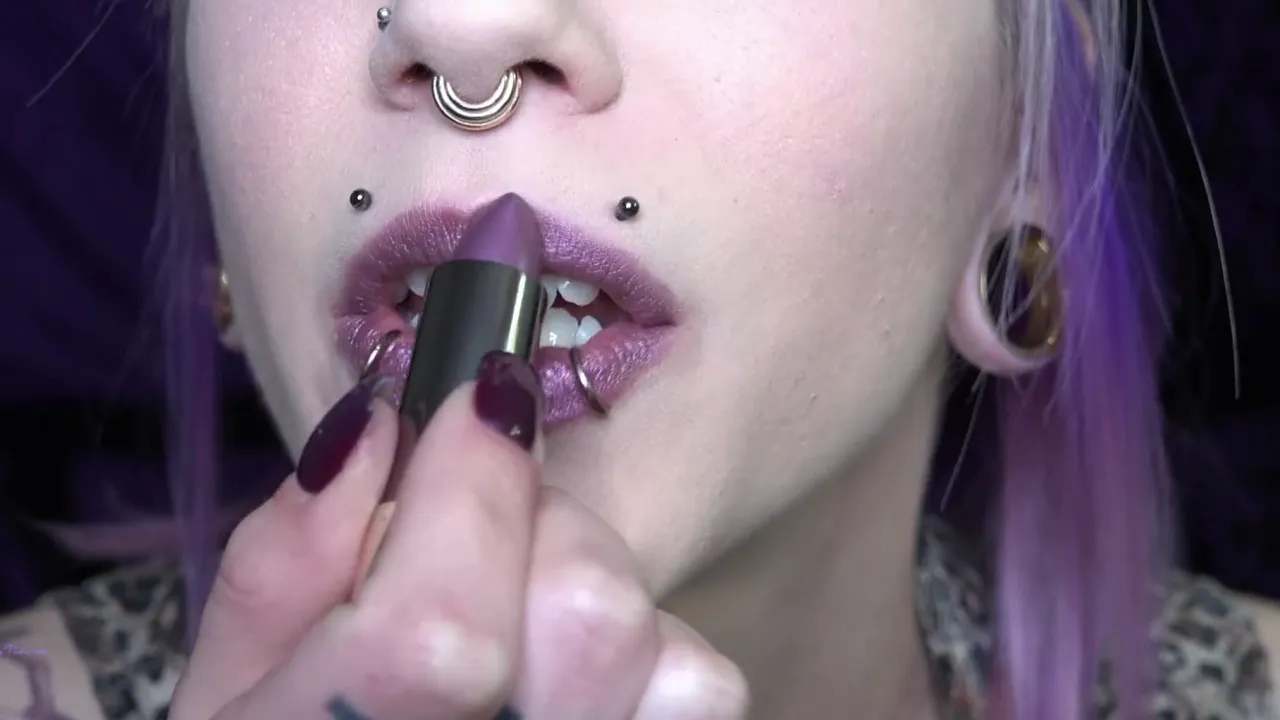 Amateur pro performs sloppy deepthroat dildo blowjob