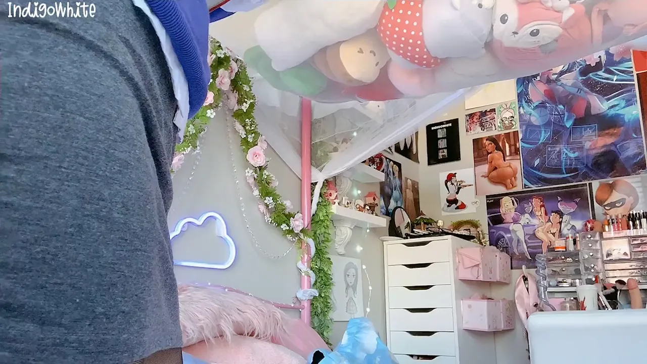 Pro performer Indigo White cosplays as Gwen Tennyson and masturbates, gets a POV blowjob