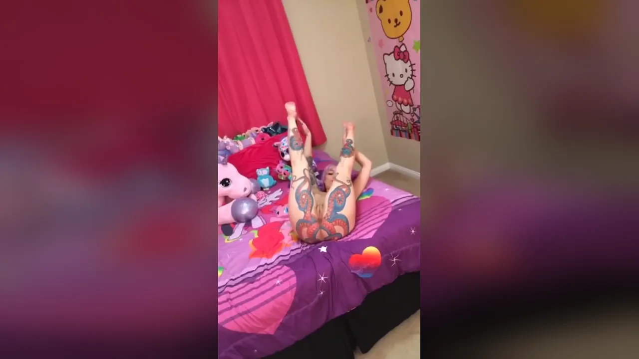 Daizha Morgann twerks and shows octopus ass tattoo before anal sex
