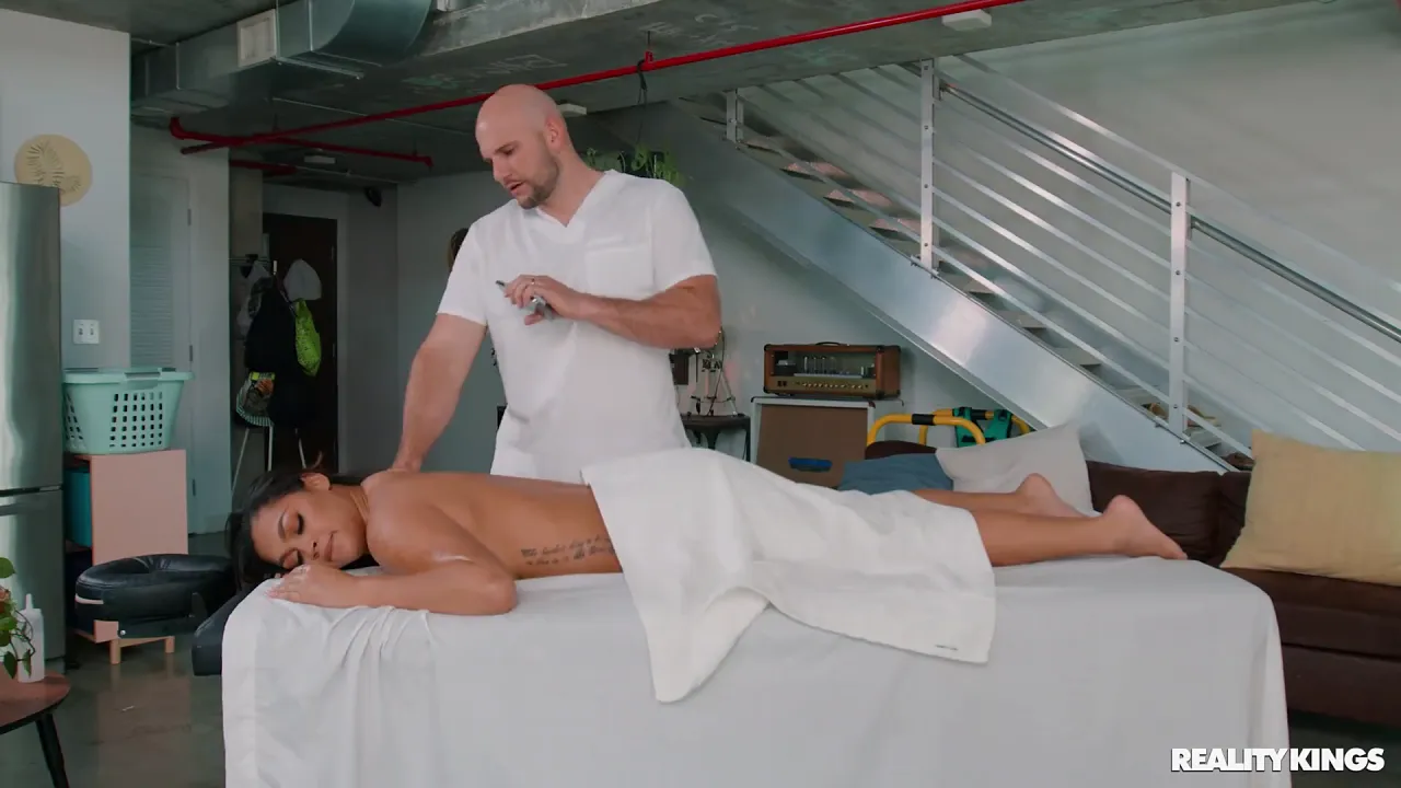 Busty Latina Ashlyn Peaks sucks and fucks her masseur on the massage table