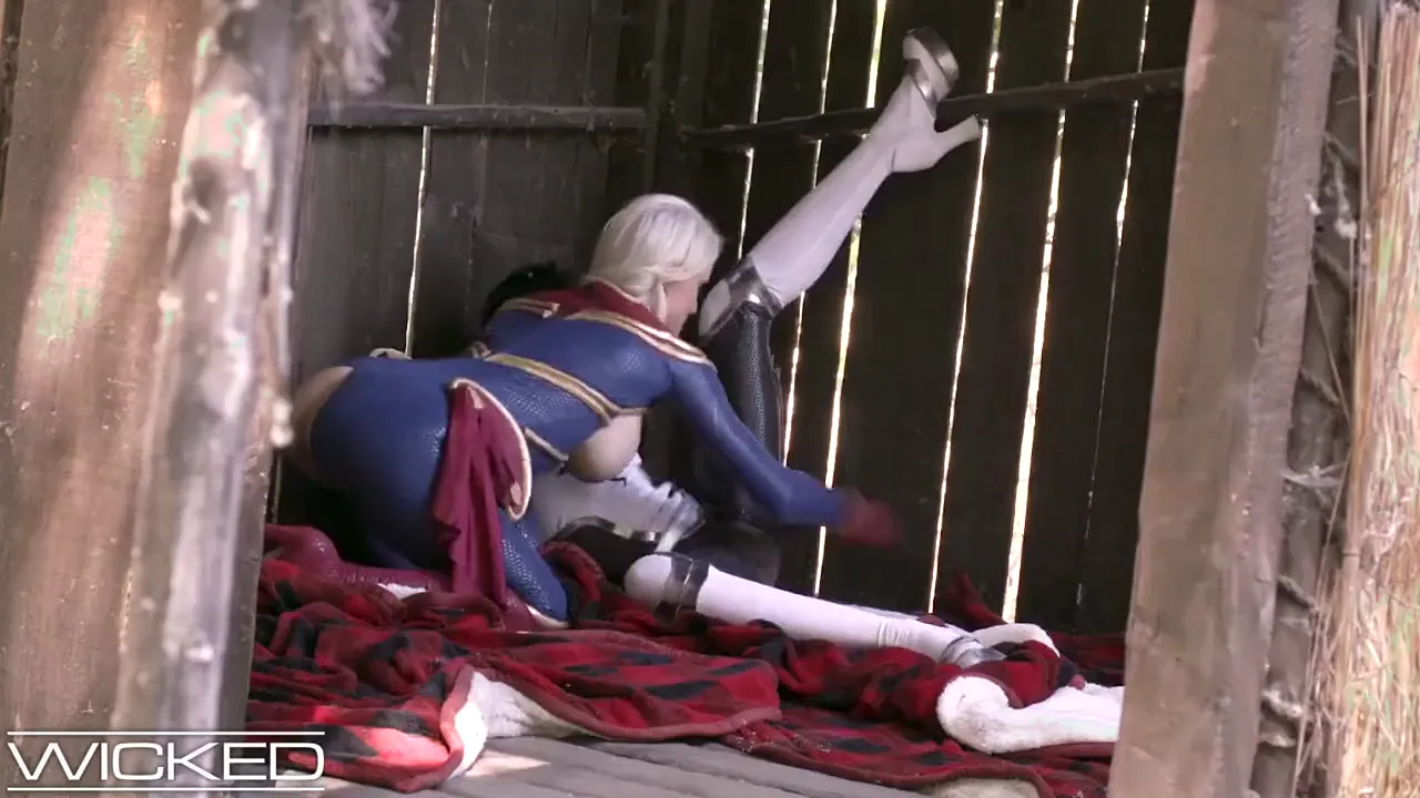Black and blonde Captain Marvel cosplayers have a squirting lesbian fight