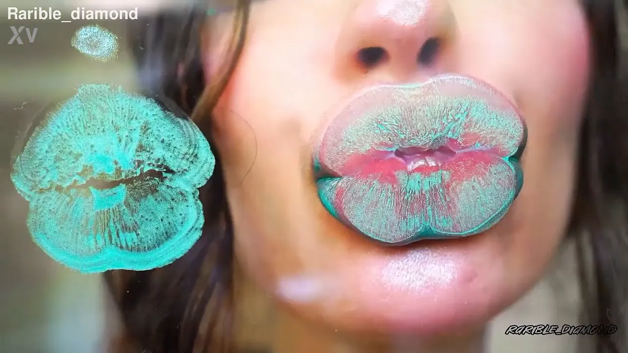 Glossy Minty kisses her girlfriend in an asmr close-up