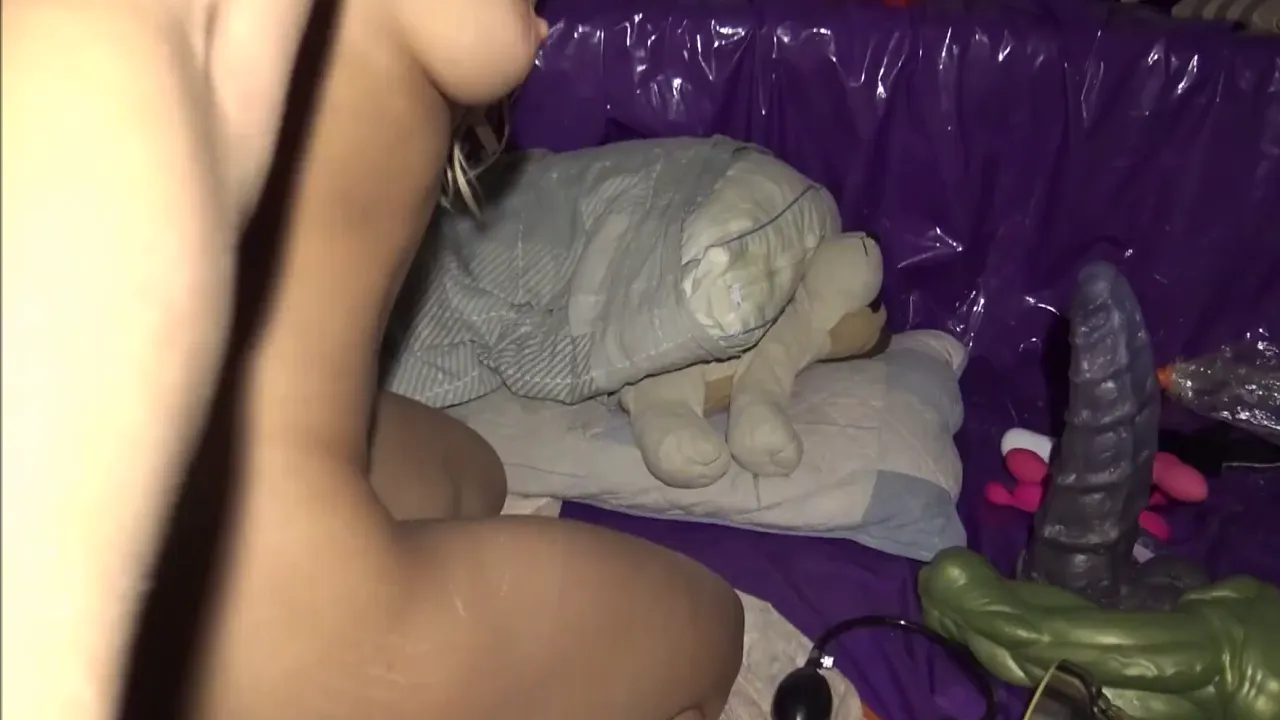 Blonde solo uses toys to stretch her tight asshole for anal