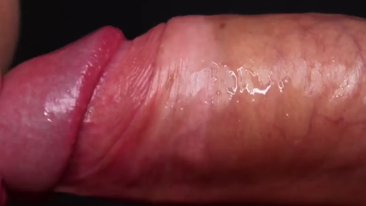 SweetheartKiss gives an overwhelming close-up blowjob with cumshots