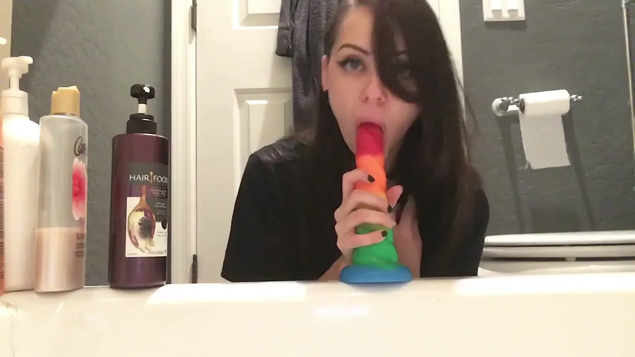 Brunette amateur Prettykittymiaos plays solo with a toy in her bathroom
