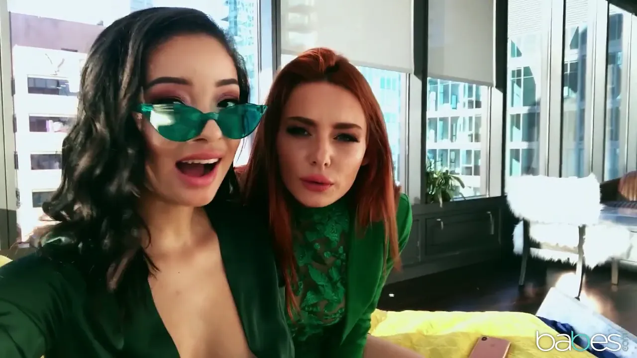 Porn stars Scarlett Bloom and Lacy Lennon scissor each other while fingering and eating