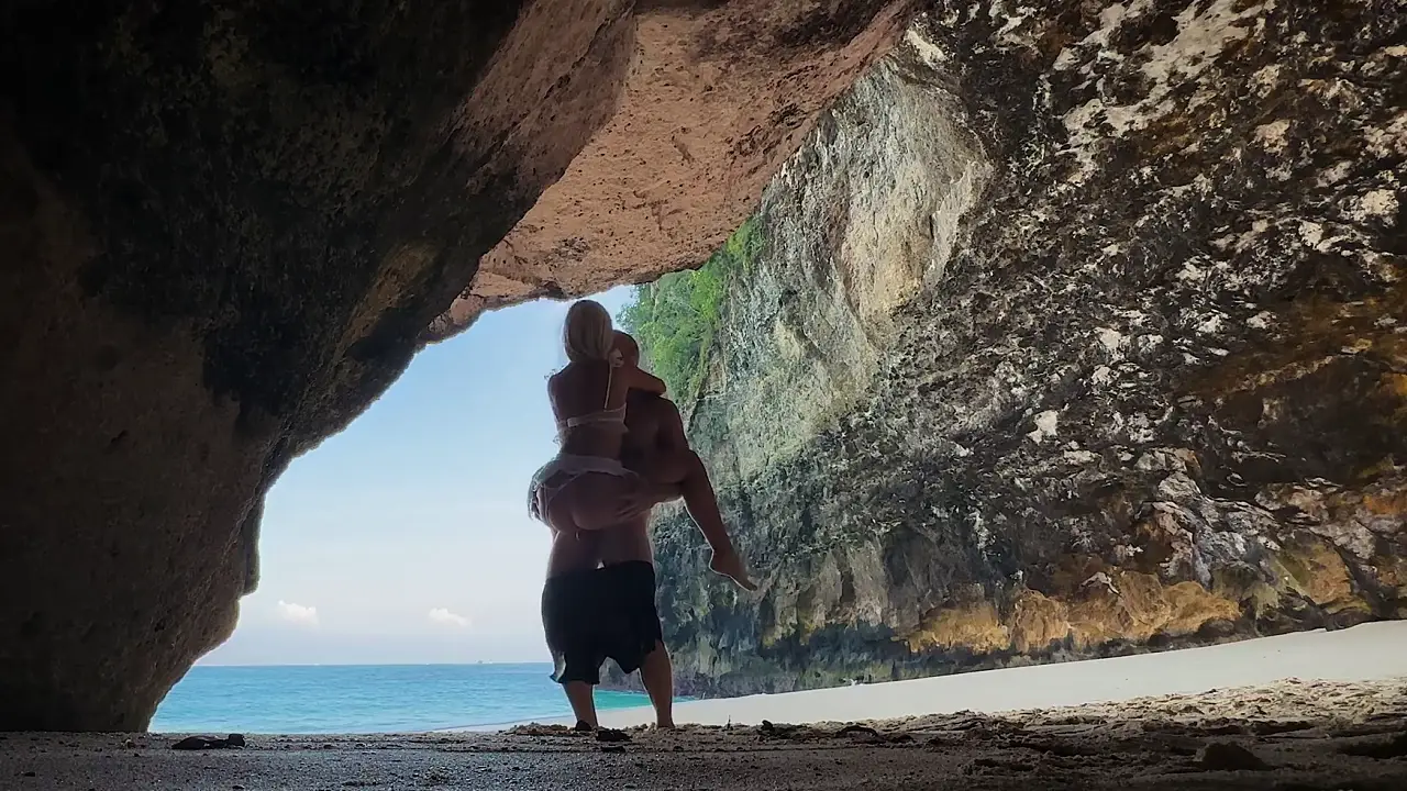 Hello Elly films amateur couple's romantic public beach cumshot