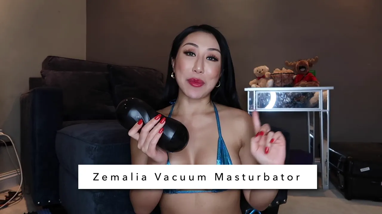 Amateur babe Nicole Doshi uses a toy to masturbate and reach orgasm