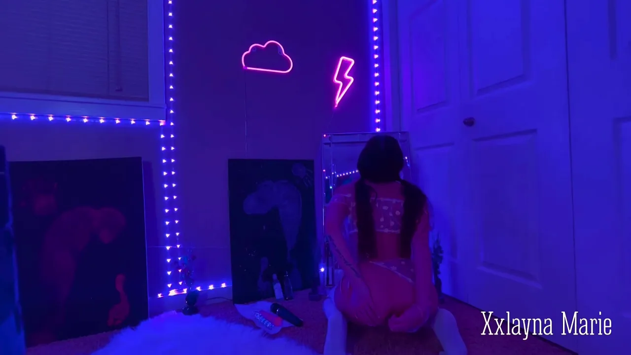 Xxlayna Marie enjoys her first solo anal scene with a mirror and toy