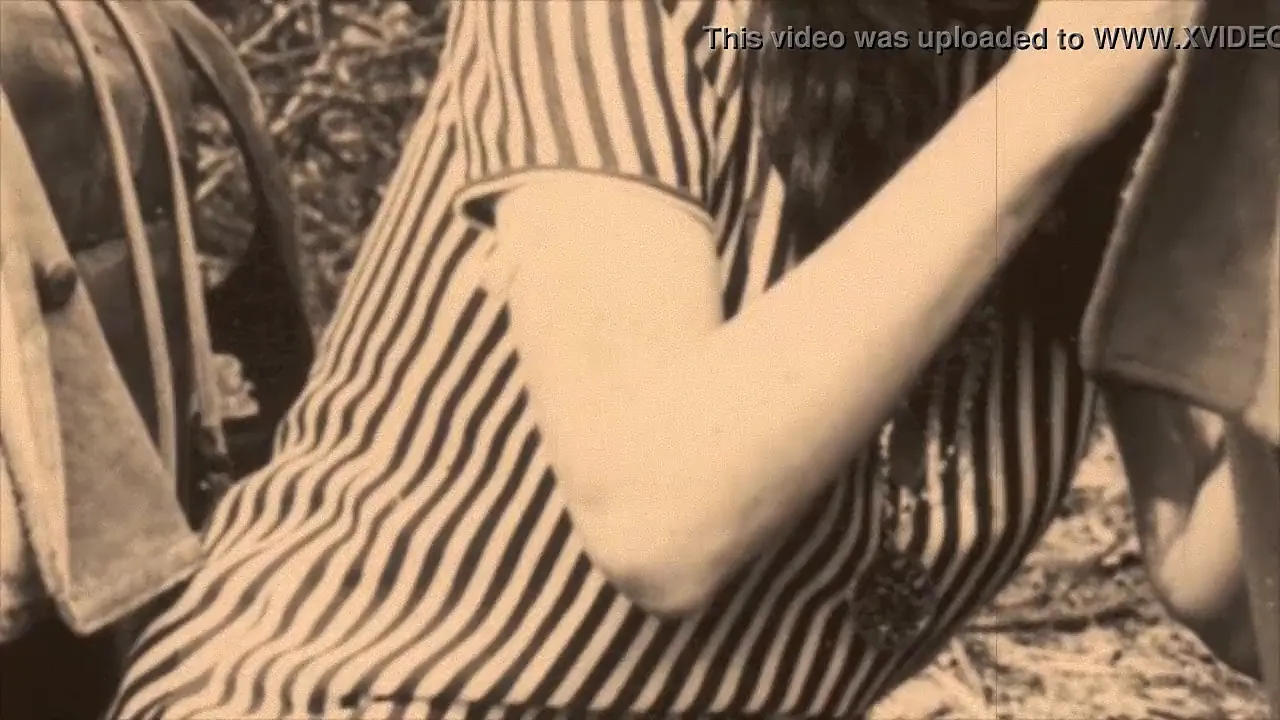 Vintage retro lesbians and blowjobs in a vintage peepshow