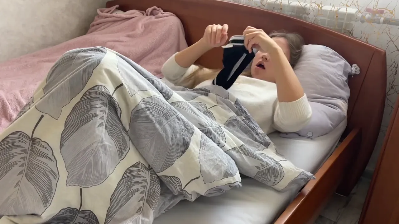 Young amateur masturbates to orgasm on her bed