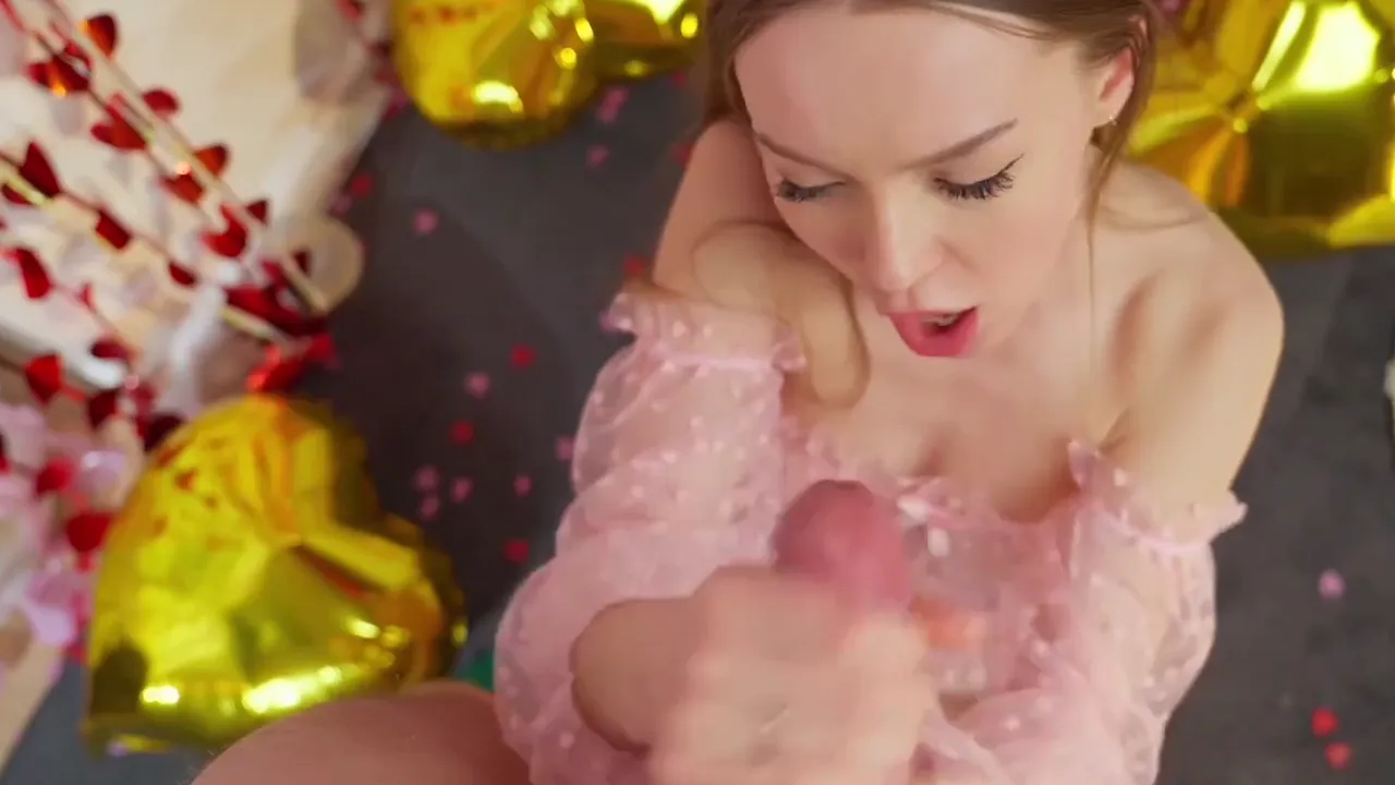 Pretty blonde knows how to bring her man to orgasm with her mouth