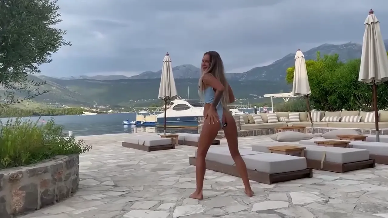 Blonde solo masturbation with a butt plug and squirting in public