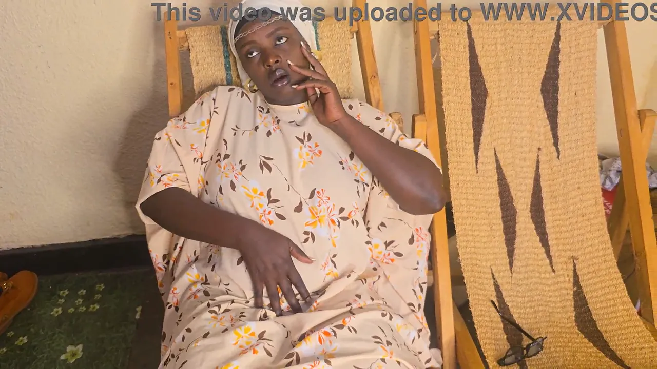 Didumwe fingers her big round ebony ass solo
