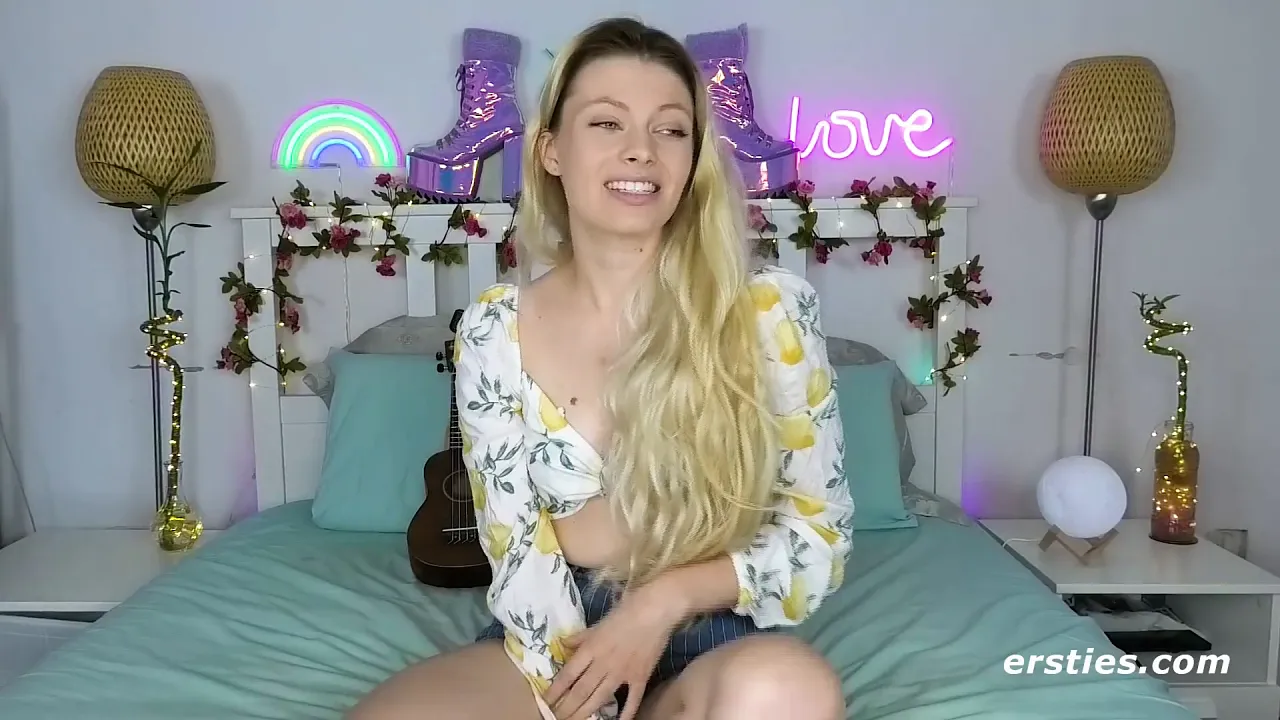 Babe blonde fingering video