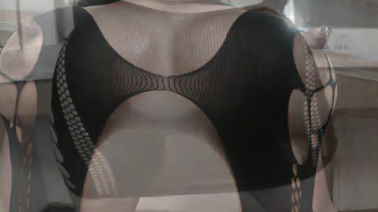 Curvy Latina Priscila Love strips naked and masturbates