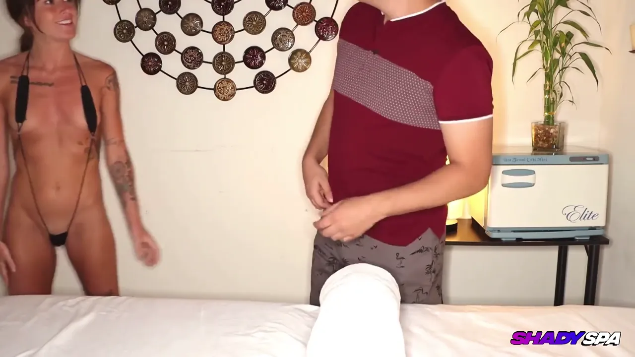 Slender masseuse Riley Shae gives client a handjob and blowjob in her bikini
