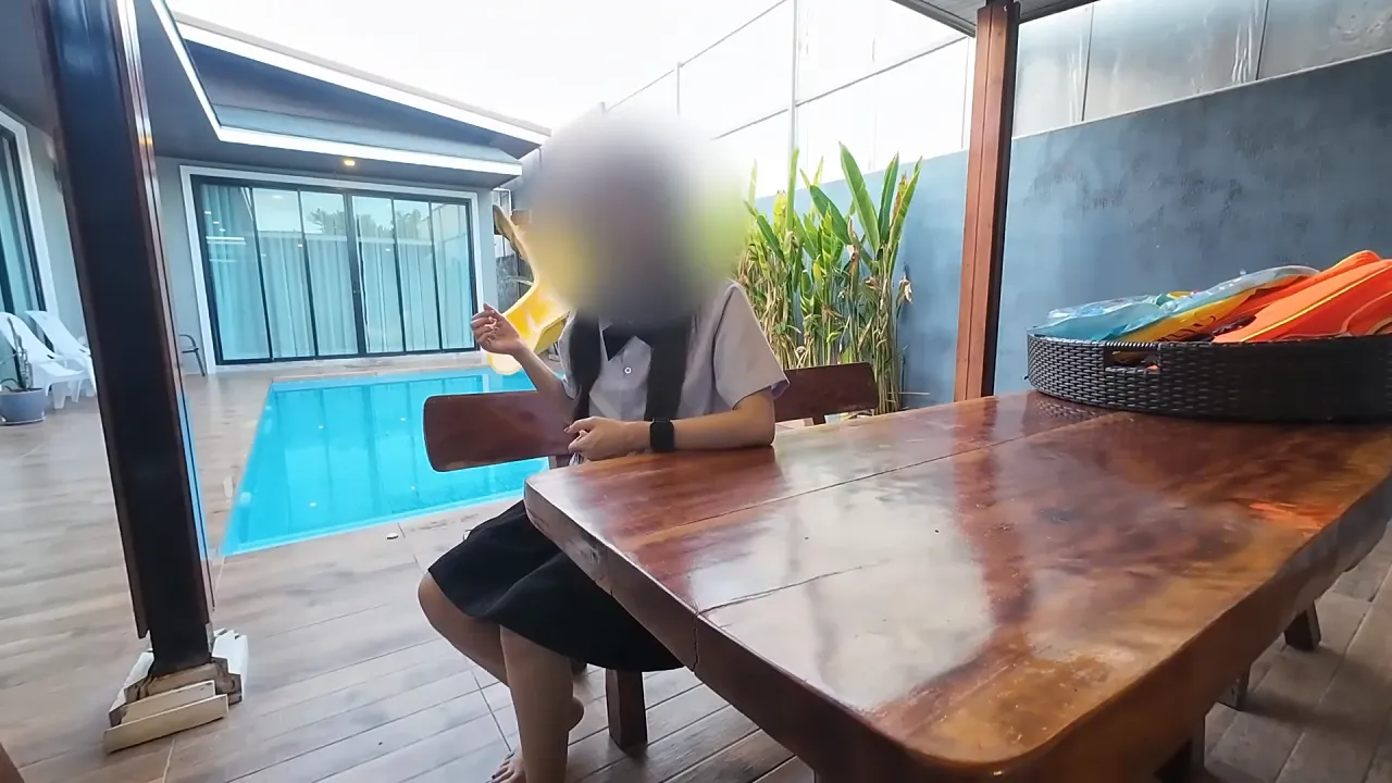 เย็ดหีกระหรี่สาวเอเชียในชุดนักเรียน ข้างสระน้ํา น้ำอสุจิเต็มรูหี