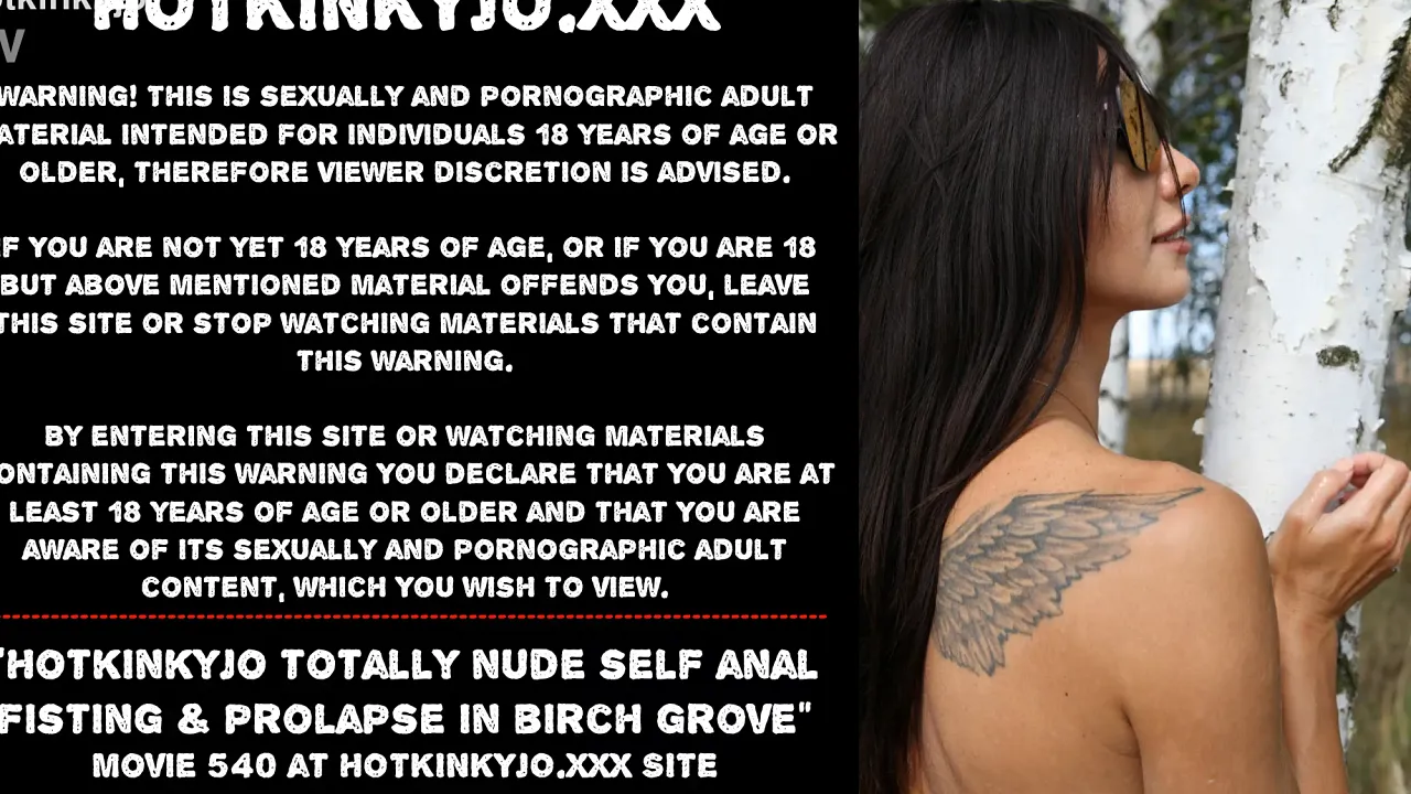 Hotkinkyjo performs anal fisting and prolapse in public