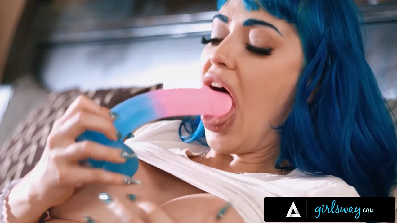 Destiny Mira teaches Jewelz Blu how to squirt in a reality video