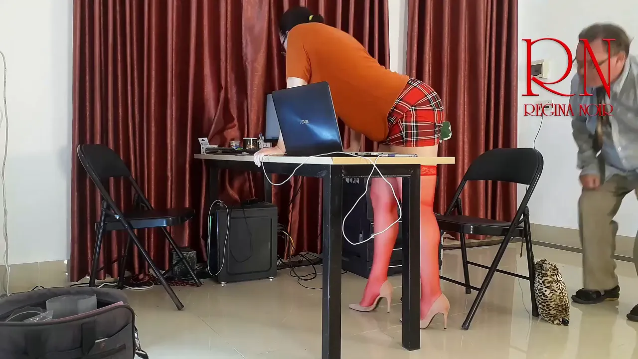 Secretary Regina Noir seduces her boss and gives him a blowjob in the office