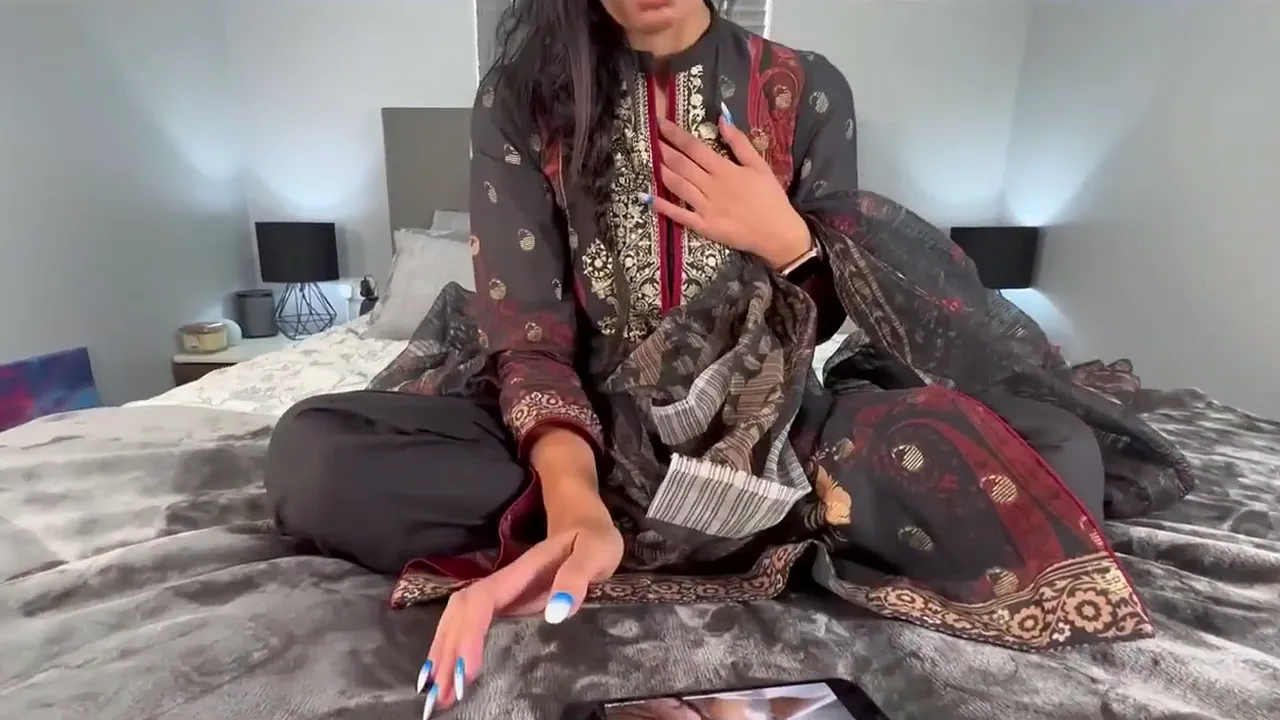 Indian girl in sari rubs her wet pussy to a solo orgasm