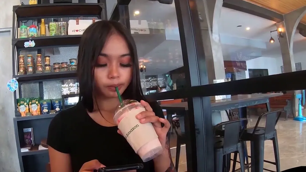 Thai brunette met a guy on Tinder and went to cafe with him